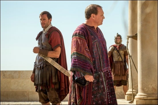 risen-movie-review-joseph-fiennes