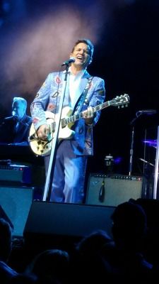 chris-isaak-blue-suit-