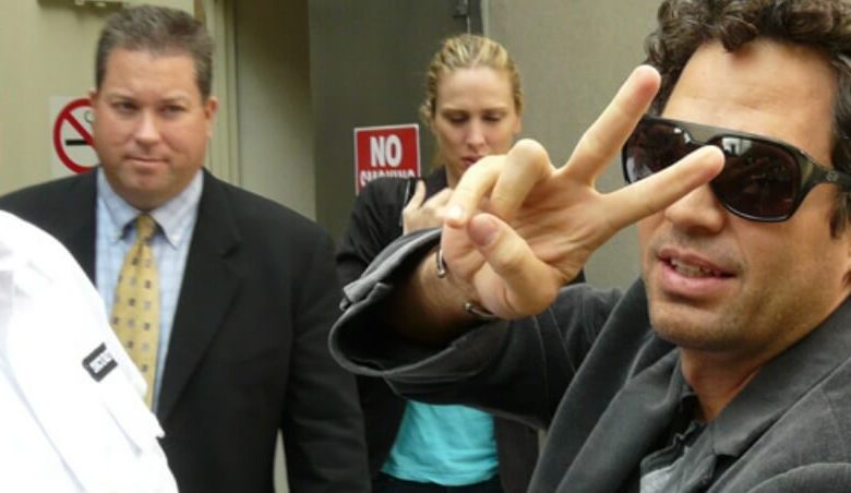 mark ruffalo gives peace sign