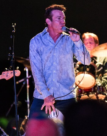 Dennis Quaid in concert sharks