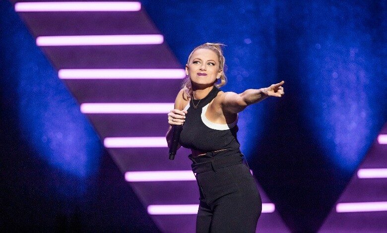 Iliza Shlesinger on stage