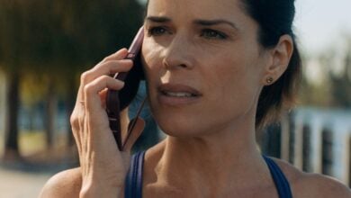 scream 2022 review Neve Campbell phone
