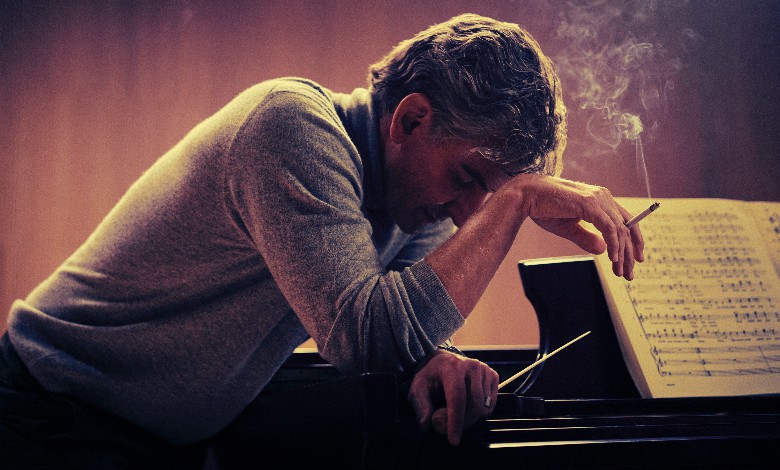 Maestro_Bradley Cooper piano cigarette