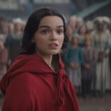 SNOW_WHITE_review-rachel-zegler red cape