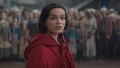SNOW_WHITE_review-rachel-zegler red cape