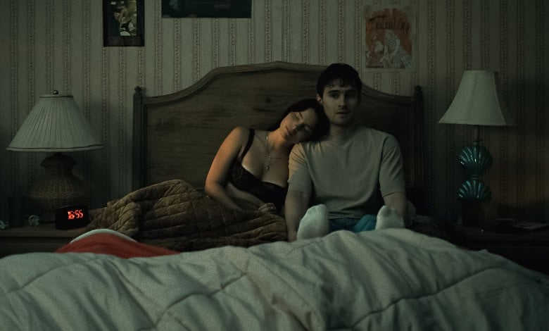 obsession-review Inde Navarrette -michael Johnston bed