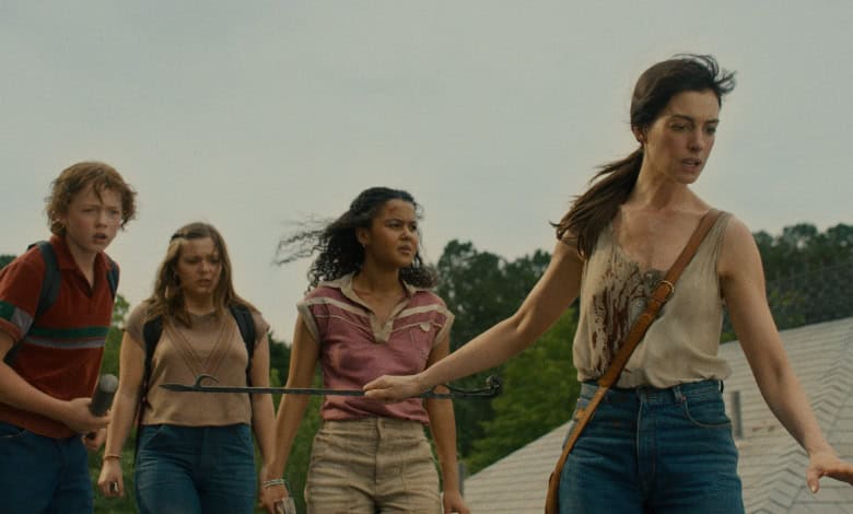 End of Oak Street review Anne Hathaway